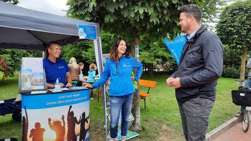 Gut gelaunt begrüßten die WSC-Mitarbeiterinnen Susann Malchow und Anne-Juliane Bunkelmann Landrat Tino Schomann am Stand in Boltenhagen.