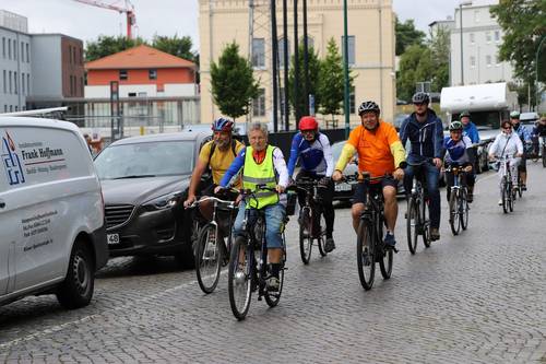 Entlang der Rostocker Straße setze sich die Gruppe gegen 10:30 Uhr in Bewegung