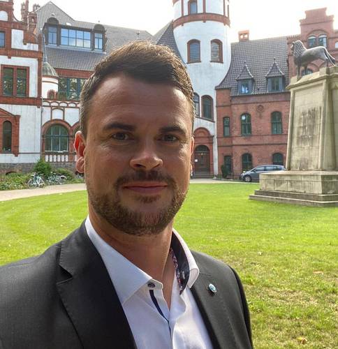 Landrat Tino Schomann vor Schloss Wiligrad