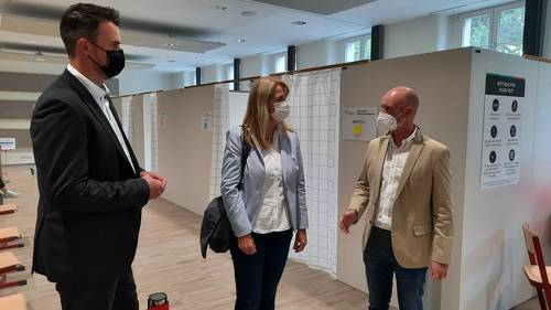 von links: Landrat Tino Schomann, Staatssekretärin Frauke Hlgemann, Impfmanager Tom Brose