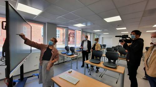Innen sind die zwei Klassenräume mit modernen Smartboards ausgestattet und winterfest isoliert.