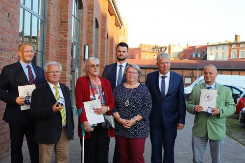 Bild mit den Geehrten, von links: André Schliemann, Dr. Gerhard Schotte, Gunda Lemcke, Landrat Tino Schomann, Heidrun Lange, Kreistagspräsident Thomas Grote, Detlef Bolte