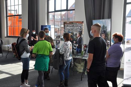 Rund 40 Aussteller waren auf der Messe um Auszubildende und Mitarbeiter und zeigten Perspektiven auf.