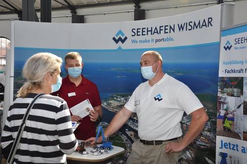 Rund 40 Aussteller waren auf der Messe um Auszubildende und Mitarbeiter und zeigten Perspektiven auf.