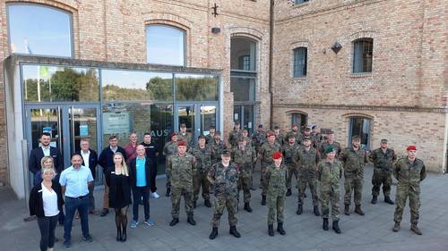 Gruppenfoto mit dem Impfteam vor der Malzfabrik
