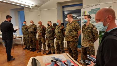 Landrat Tino Schomann und Impfmanager Tom Brose überreichten Dankes-Urkunden und Präsente.