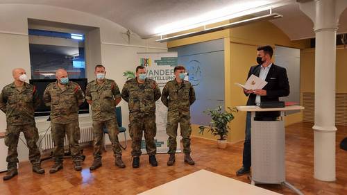 Landrat Tino Schomann und Impfmanager Tom Brose überreichten Dankes-Urkunden und Präsente.