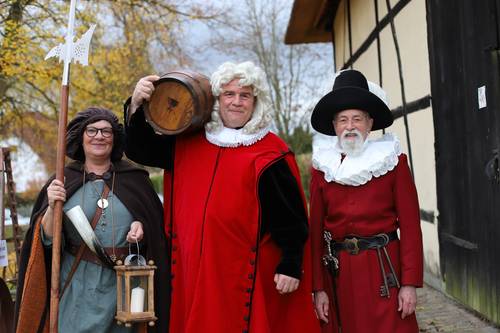 Der Martensmann (mitte), dargestellt von Stefan Pagel und begleitet von seiner Nachtwächterin, wurde in Schönberg von seinem Amtskollegen dem Petermännchen begrüßt.