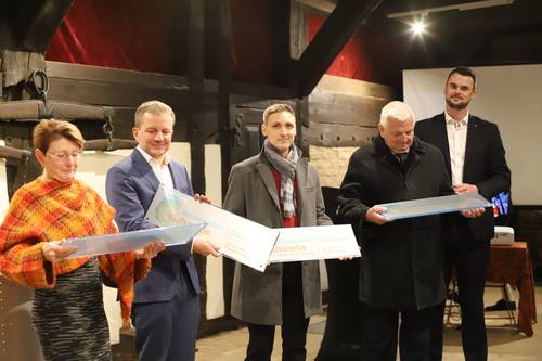 Landrat Tino Schomann (r.) übergab die Kulturerbe-Plaketten an (von links): Silke Mählenhoff (stv. Stadtpräsidentin von Lübeck) Rico Badenschier (Oberbgm. von Schwerin), Stephan Korn (Bgm. Von Schönberg) und Hans Jochen Oldenburg (Bgm. Von Rehna). © LK NWM Landrat Tino Schomann (r.) übergab die Kulturerbe-Plaketten an (von links): Silke Mählenhoff (stv. Stadtpräsidentin von Lübeck) Rico Badenschier (Oberbgm. von Schwerin), Stephan Korn (Bgm. Von Schönberg) und Hans Jochen Oldenburg (Bgm. Von Rehna).