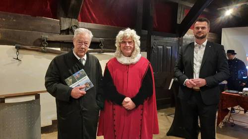 Landrat Tino Schomann, der Martensmann und Björn Engholm. © LK NWM Landrat Tino Schomann, der Martensmann und Björn Engholm.