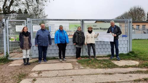 Kreistagspräsident Thomas Grote übergab die Zuwendungen in Roggendorf