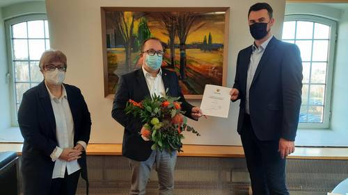 Landrat Tino Schomann übergab die Urkunde für die erstplatzierte Gemeinde Grambow gemeinsam mit der Sachbearbeiterin für Dorfentwicklung Marion Gieratz an Bürgermeister Sven Baltrusch.