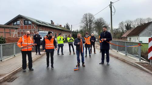 Gemeinsam mit Vertretern der am beteiligten Firmen durchschnitten Bürgermeister Sven Baltrusch Landrat Tino Schomann das symbolische Band zur Verkehrsfreigabe.