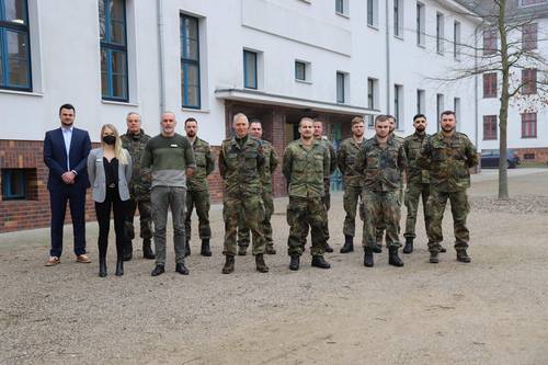 Die 8 Soldaten des 4.Panzer-Grenadier-Bataillons verabschiedeten sich aus dem Impfstützpunkt. Links im Bild: Landrat Tino Schomann, Oberstleutnant Jens Ostmann und Louanne Nieny und Jens Stephan vom Impfteam des Landkreises.