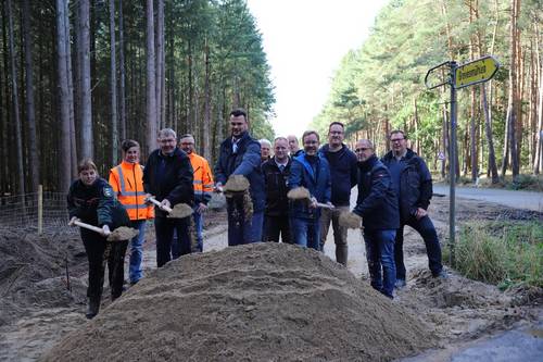 (v.l.): Annalena Joch vom Landesforstamt, der Bürgermeister der Gemeinde Steppenitztal Peter Koth, Landrat Tino Schomann, Stefan Schmidt vom Ingenieurbüro Thomas Hadan