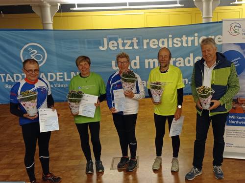 Gruppenbild der anwesenden Preisträger (v.l.): Horst Krumpen, Angela Lange vom Amt Neuburg, die Vorsitzende des ADFC Wismar Martina Czwikla, Bertram Mühlnickel und Kreistagspräsident Thomas Grote.