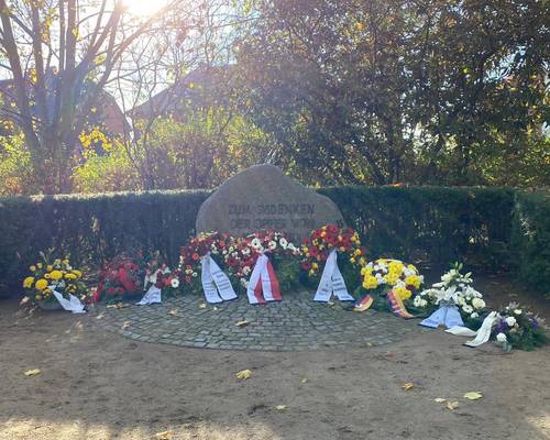 Gedenkstein mit Kränzen