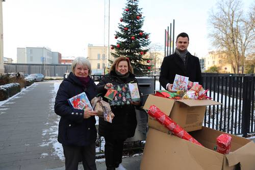 Landrat Tino Schomann übergab die gesammelten Geschenke an Martina Kimmling (m.) und Grabiele Kuss (l.) vom Verein „Licht am Horizont“.