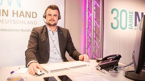 Tino Schomann am Spendentelefon des NDR