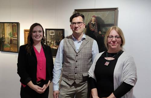 (v.l.) Gleichstellungsbeauftragte Claudia Wendorf, Museumsdirektor Olaf Both und Museumsmitarbeiterin Christiane Woest vor den Bildenr von Luise Kassow-Lange.