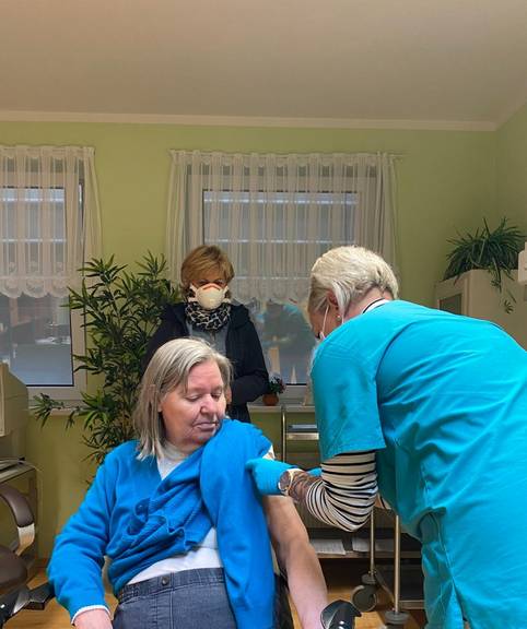 Im Pflegeheim Veelböken erhielt im Beisein von Landrätin Kerstin Weiss als ersten Brigritte Dittberner (76) durch Schwester Andrea aus der Praxis Katrin Würfel ihre Impfung.
