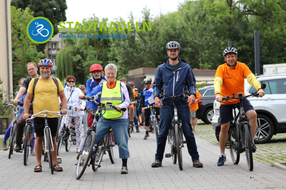 Von der Kreisverwaltung in Wismar starteten 35 Radlerinnen und Radler zur vom ADFC geführten Auftakttour
