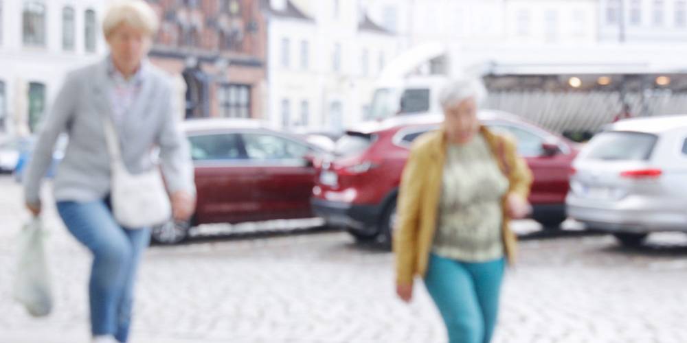 Zwei ältere Frauen betreten das Wismarer Rathaus
