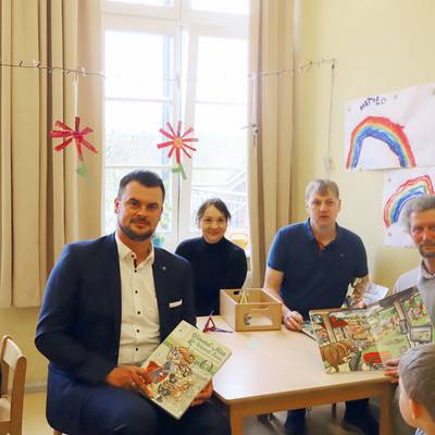 Landrat Tino Schomann, Regina Pfuhl, Leiterin des Geschäftsbereiches Kinder und Jugendliche bei der Diakonie Nord Nord Ost sowie die Landwirte Torsten Maas und Rüdiger Schulz vom Verein „Land schafft Verbindung MV“ übergaben die Wimmelbücher gemeinsam in der Kita „Kirchenmäuse“ in Schönberg.