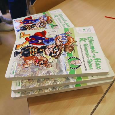 Landrat Tino Schomann, Regina Pfuhl, Leiterin des Geschäftsbereiches Kinder und Jugendliche bei der Diakonie Nord Nord Ost sowie die Landwirte Torsten Maas und Rüdiger Schulz vom Verein „Land schafft Verbindung MV“ übergaben die Wimmelbücher gemeinsam in der Kita „Kirchenmäuse“ in Schönberg. © LKNWM Landrat Tino Schomann, Regina Pfuhl, Leiterin des Geschäftsbereiches Kinder und Jugendliche bei der Diakonie Nord Nord Ost sowie die Landwirte Torsten Maas und Rüdiger Schulz vom Verein „Land schafft Verbindung MV“ übergaben die Wimmelbücher gemeinsam in der Kita „Kirchenmäuse“ in Schönberg.