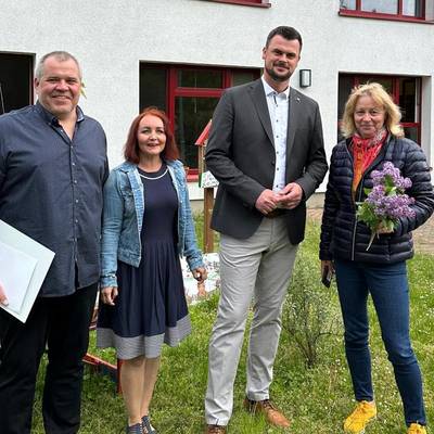 (v.l.:) Bürgermeister Steffen Woitkowitz, Kita-Leiterin Susann Felten, Landrat Tino Schomann, Kreistagsmitglied Christiane Berg.