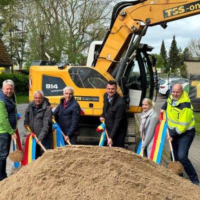 Kreistagspräsident Thomas Grote,  Lothar Kacprzyk (Bgm. Warnow), Gerd Brückmann (Baufirma TSS), Landrat Tino Schomann,  Sandra Bolt (Gf.  und Verb.Vorst. Zweckverband GvM), Marco Häcker (Ing.-büro Häcker