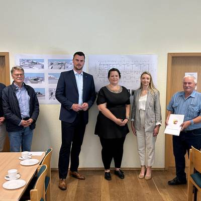 Thomas Kaase (Fachwerkler Architekten und Innenarchitekten), Dr. Peter Hajny (Bauausschussvorsitzender Gemeinde Mühlen Eichsen und stellv. Bürgermeister), Tino Schomann, Beatrice Willsenach (Einrichtungsleiterin), Anja Stolte-Neumann (SB Förderung ländlicher Raum)               Jürgen Ahrens (Bürgermeister Gemeinde Mühlen Eichsen), bei der Übergabe der Fördermittel.