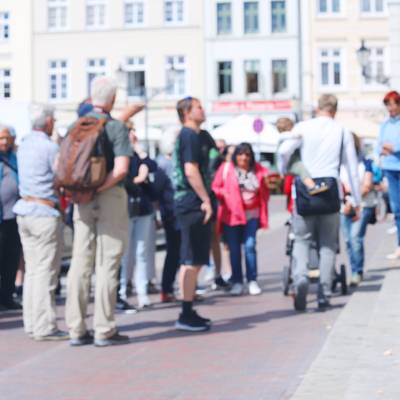 Touristengruppe vor dem Rathaus in Wismar