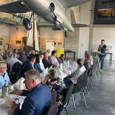 Landrat Tino Schomann eröffnet die Veranstaltung zusammen mit Kreistagspräsident Thomas Grote. © Landkreis Nordwestmecklenburg 812f9439 a5da 4e41 b709 e6de39b5d652