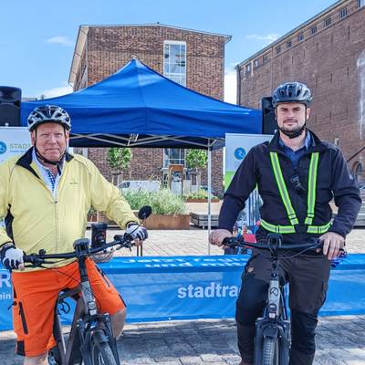 Kreistagspräsident Thomas Grote und Landrat Tino Schomann nahmen an der Auftakt-Tour teil. © Landkreis Nordwestmecklenburg stadtradeln 2024