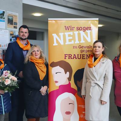 Karina Brauer von der AWO Beratungsstelle für häusliche Gewalt in Grevesmühlen, Landrat Tino Schomann, Brit Gundlach, Beauftragte für Chancengleichheit beim Jobcenter Nordwestmecklenburg, Gleichstellungsbeauftragte des Landkreises Nordwestmecklenburg Claudia Wendorf und Michaela Boddin, Landfrauen Nordwestmecklenburg beim Treffen zum Internationalen Tag gegen Gewalt an Frauen und Mädchen am 25.11.2024 in der Malzfabrik in Grevesmühlen.