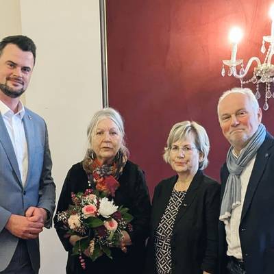 Landrat Tino Schomann beglückwünschte die Schriftstellerin bei der Auszeichnung im Schweriner Schloss. © Landkreis Nordwestmecklenburg landeskulturpreis 2024