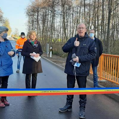 Im Beisein des Bauausschussvorsitzenden Tino Schomann (Hintergrund), weihte (v.l.) Landrätin Kerstin Weiss die Brücke Cramon gemeinsam mit der Landtagsabgeordneten Martina Tegtmeier, Infrastrukturminister Christian Pegel und Bürgermeister Erwin Redweik ein. © Landkreis NWM Im Beisein des Bauausschussvorsitzenden Tino Schomann (Hintergrund), weihte (v.l.) Landrätin Kerstin Weiss die Brücke Cramon gemeinsam mit der Landtagsabgeordneten Martina Tegtmeier, Infrastrukturminister Christian Pegel und Bürgermeister Erwin Redweik ein.