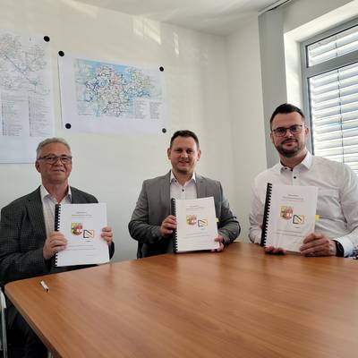 detlef kohrt oliver kriegel und tino schomann mit unterzeichnetem da