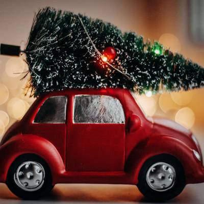 Weihnachtsbaum_Auto © Pixabay Weihnachtsbaum auf einem Spielzeugauto