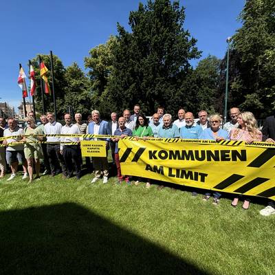 Gemeinsam mit Landrat Tino Schomann machten heute rund 30 Bürgermeisterinnen und Bürgermeister sowie Mitglieder des Kreistags Nordwestmecklenburg in Wismar auf die dramatische finanzielle Situation von Landkreisen, Städten und Gemeinden aufmerksam. © Tore Degenkolbe/ Landkreis Nordwestmecklenburg buergermeister lknwm