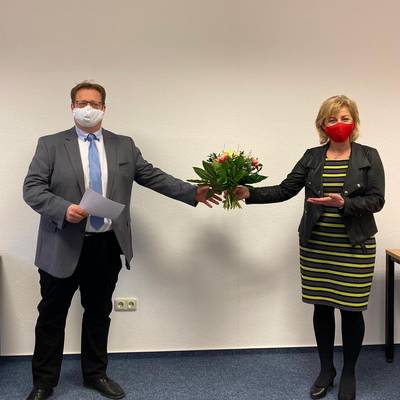 Landrätin Kerstin Weiss gratuliert Nils Voderberg zur neuen Aufgabe © LK NWM Landrätin Kerstin Weiss gratuliert Nils Voderberg zur neuen Aufgabe