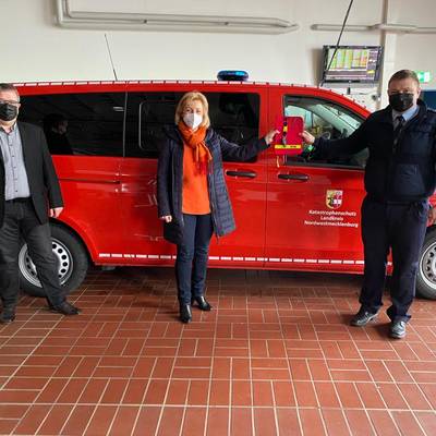 Im Beisein von Gadebuschs Bürgermeister Arne Schlien übergibt Landrätin Kerstin Weiss die Fahrzeugschlüssel an Wehrführer Sebastian Otto. © LK NWM Im Beisein von Gadebuschs Bürgermeister Arne Schlien übergibt Landrätin Kerstin Weiss die Fahrzeugschlüssel an Wehrführer Sebastian Otto.