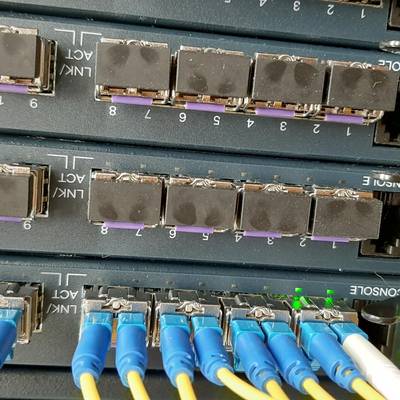 Hier ist jemand online: Die grüne LED zeigt einen Nutzer, der gerade während des Termins mit Glasfaser über den POP online war. © LK NWM Hier ist jemand online: Die grüne LED zeigt einen Nutzer, der gerade während des Termins mit Glasfaser über den POP online war.