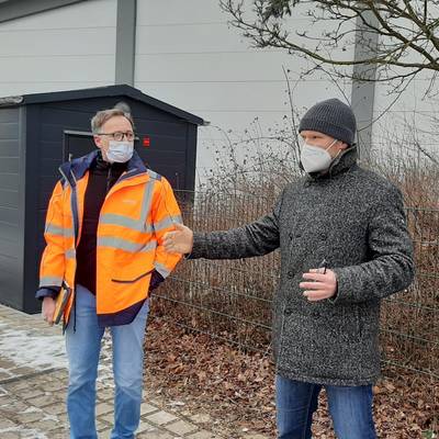 Vor dem so genannte „Point of Presence“ schilderten WEMACOM-Geschäftsführer Volker Buck (links) und der Leiter der Stabsstelle beim Landkreis Nordwestmecklenburg Roland Finke die Bedeutung des Momentes. © LK NWM POP Klütz 1