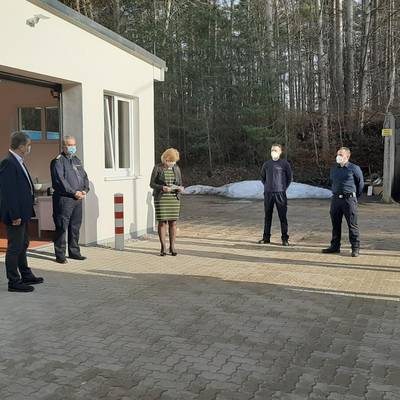 Vor dem neu errichteten Anbau wurde das Pressegespräch abgehalten © Landkreis NWM Vor dem neu errichteten Anbau wurde das Pressegespräch abgehalten