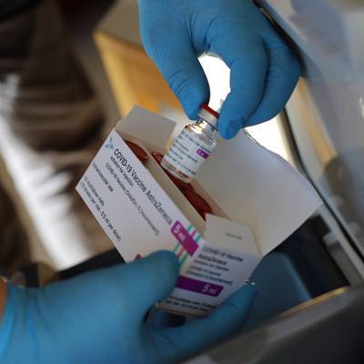 10 Impfdosen sind in einer Phiole des AstraZeneca-Impfstoffes, 110 Impfdosen hatte das DRK dabei. © Landkreis NWM 10 Impfdosen sind in einer Phiole des AstraZeneca-Impfstoffes, 110 Impfdosen hatte das DRK dabei.