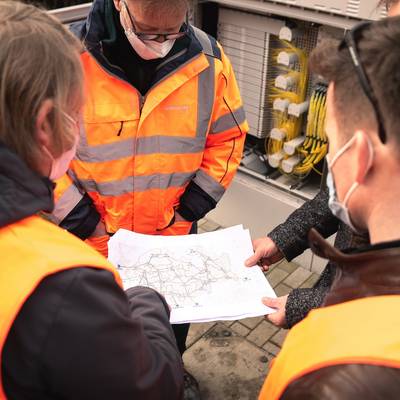 Derzeit baut die WEMACOM intensiv an den Verbindungen zwischen den verschiedenen Projektgebieten im Landkreis Nordwestmecklenburg, dem sogenannten Backbone-Netz, und der Anbindung an das Bestandsnetz der WEMACOM. An einem aktiven Multifunktionsgehäuse in Wittendörp zeigte WEMACOM-Geschäftsführer Volker Buck (2.v.l.) den Breitbandkoordinatoren Edwin Artz (2.v.r.) aus dem Landkreis Ludwigslust-Parchim, Dr. Roland Finke (r.) vom Landkreis Nordwestmecklenburg, wie von dort aus der Brückenschlag den Landkreis Nordwestmecklenburg erfolgt - ein weiterer wichtiger Meilenstein im geförderten Breitbandausbau. © WEMAG/SKRmedia Derzeit baut die WEMACOM intensiv an den Verbindungen zwischen den verschiedenen Projektgebieten im Landkreis Nordwestmecklenburg, dem sogenannten Backbone-Netz, und der Anbindung an das Bestandsnetz der WEMACOM. An einem aktiven Multifunktionsgehäuse in Wittendörp zeigte WEMACOM-Geschäftsführer Volker Buck (2.v.l.) den Breitbandkoordinatoren Edwin Artz (2.v.r.) aus dem Landkreis Ludwigslust-Parchim, Dr. Roland Finke (r.) vom Landkreis Nordwestmecklenburg, wie von dort aus der Brückenschlag den Landkreis Nordwestmecklenburg erfolgt - ein weiterer wichtiger Meilenstein im geförderten Breitbandausbau.