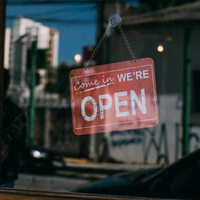 Open © Pexels Schild mit "Open"