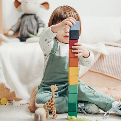 Kind Bauklötze © pexels Ein Kind spielt mit Bauklötzen